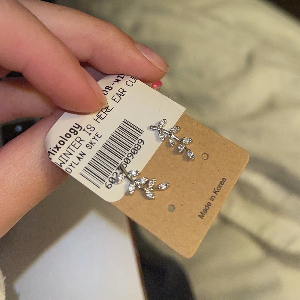 Silver stud earring - Picture 4 of 4